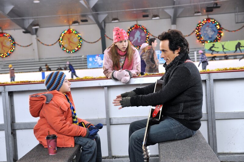 Weil Brick (Atticus Shaffer, l.) an der Bibel zweifelt, soll Reverend TimTom (Paul Hipp, r.) ihm auf Sues (Eden Sher, M.) Wunsch hin die Bedeutung von Weihnachten erklären. Unterdessen hat Mike Probleme damit, sein Weihnachtsgeschenk vor Frankie zu verbergen … – Bild: Warner Brothers