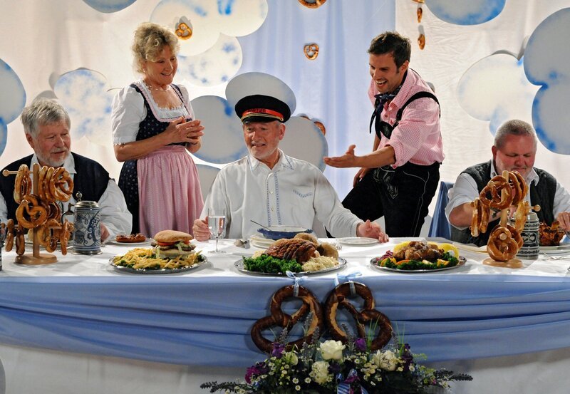 ARD STURM DER LIEBE FOLGE 1363, Alfons (Sepp Schauer, M.) tagträumt sich ins Schlaraffenland und trifft dort auch Hildegard (Antje Hagen, 2.v.l.) und Nils (Florian Stadler, 2.v.r. mit Komparsen). – Bild: ARD/​Ann Paur