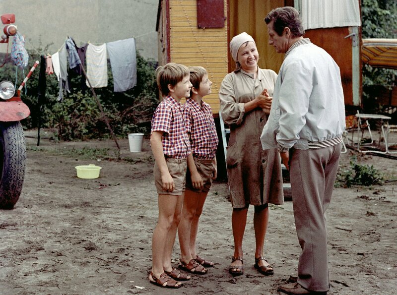 Die Zwillinge Ralf und Rolf Lemcke, Helga Labudda und Erik S. Klein (v.l.n.r.) – Bild: MDR/​DRA/​Teschner