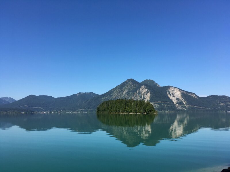 Insel Sassau im Walchensee. – Bild: BR/​Tellux-Film GmbH/​Christian Stiefenhofer/​Christian Stiefenhofer