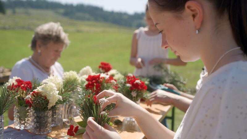 Vorbereitungen für die jährliche Bergmesse am 15. August. – Bild: ORF/​Discovero.tv/​Alexander Lechner