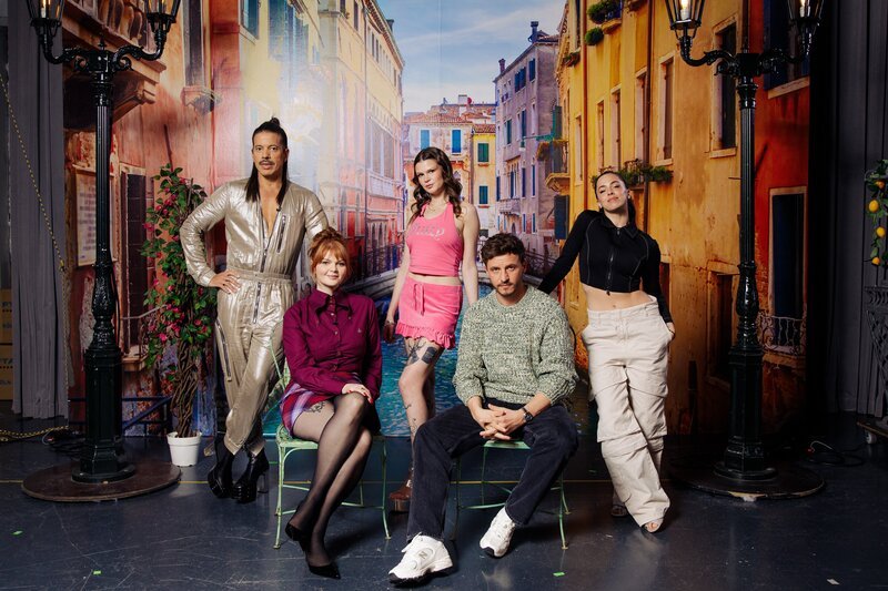 Furioser Staffelstart: Sophie Passmann (2.v.l.) und Tommi Schmitt (2.v.r.) freuen sich auf ihre Gäste Jorge González (l.), Ikkimel (M.) und Vanessa Mai (r.). – Bild: ZDF und Joseph Strauch