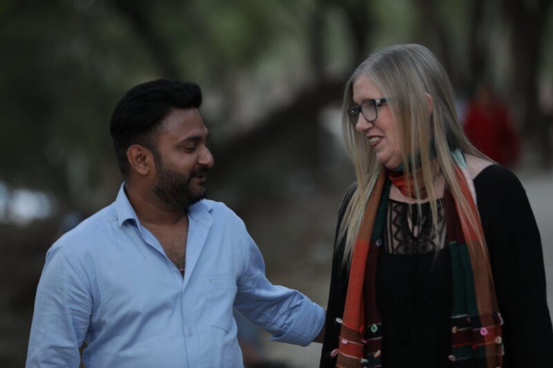 Jenny and Sumit walking. – Bild: TLC /​ Discovery Communications, LLC