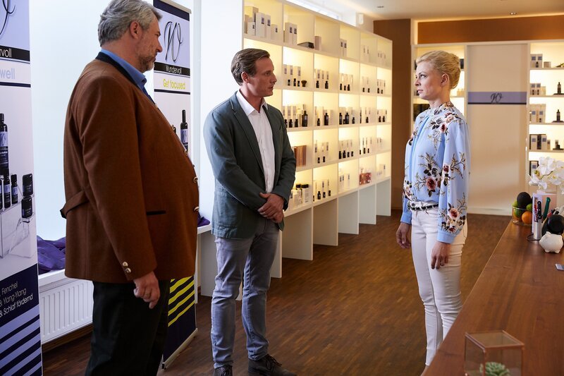 Nachdem Katharina Mäurers (Isabell Gerschke, r.) Fingerabdrücke am Tatort gefunden wurden, versuchen die Kommissare Stadler (Dieter Fischer, l.) und Bach (Patrick Kalupa, M.) herauszufinden, in welchem Verhältnis sie zum Opfer stand. – Bild: BOJAN RITAN /​ ZDF