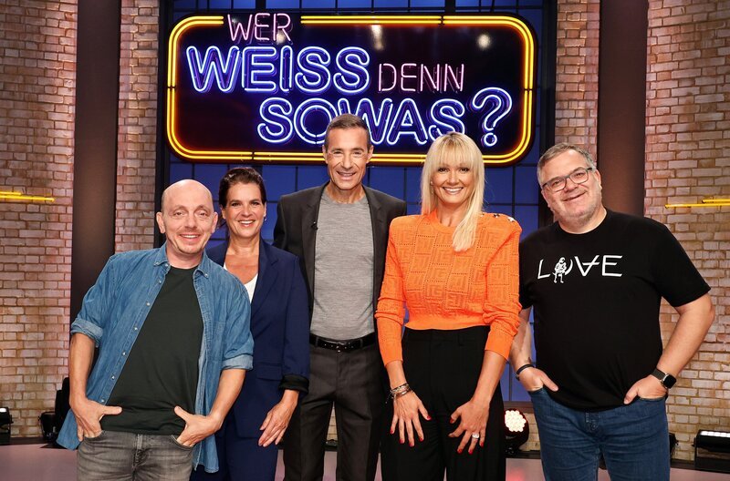 Moderator Kai Pflaume (M.) und seine Rateteam-Kapitäne Bernhard Hoëcker (l.) und Elton (r.) begrüßen in dieser Sendung die ehemalige Eiskunstläuferin Katarina „Kati“ Witt (2.v.l.) und die ehemalige Schwimmerin Franziska „Franzi“ van Almsick (2.v.r.). – Bild: ARD/​Morris Mac Matzen