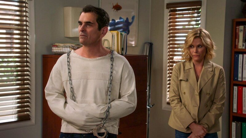 L-R: Phil Dunphy (Ty Burrell) und Claire Dunphy (Julie Bowen) – Bild: Disney+