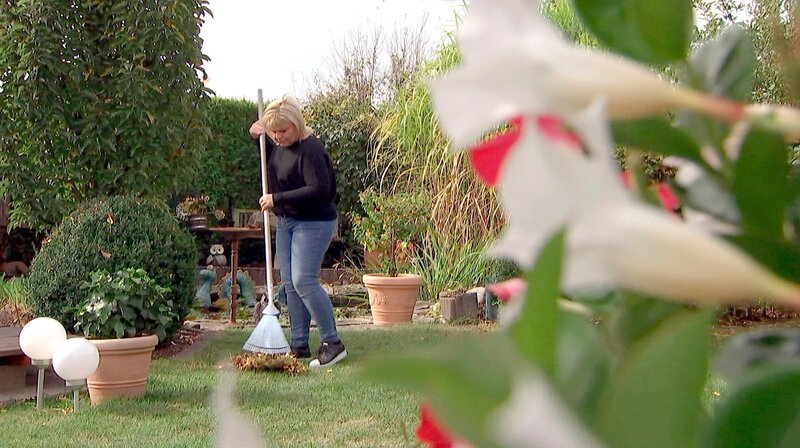 Steffi Höfner bei der Gartenarbeit. – Bild: HR