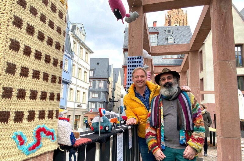 Tobias Kämmerer mit David Wasser (re.) vom Projekt Wollkenkratzer. – Bild: HR/​Friso Richter