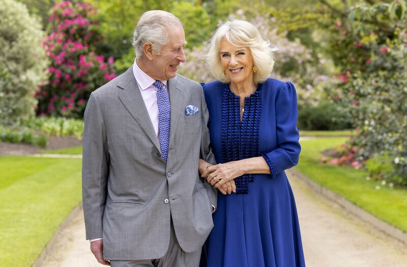Zwischen Charles und Camilla knisterte es vom ersten Augenblick. Doch erst nach Jahrzehnten gab es ein Happy End. – Bild: phoenix/​ZDF/​Millie Pilkington/​Buckingham Pal.