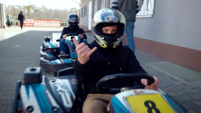 Elvis und Sohn Martin besuchen eine Kartbahn in Walldorf. Wer wird das Duell für sich entscheiden? – Bild: RTLZWEI