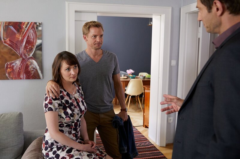 Christiane Häberlein (Cornelia von Fürstenberg, l.) erzählt Kommissar Hansen (Igor Jeftić, r.) im Beisein ihres Freundes Herbert Baumann (Christoph von Friedl, M.), dass sie wusste, im Testament des Toten bedacht worden zu sein. – Bild: ZDF/​Bojan Ritan