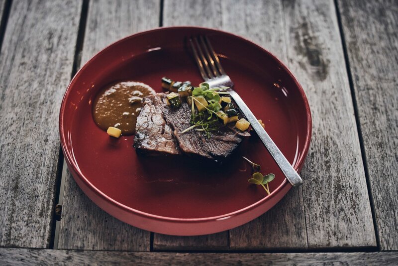 Wagyu Fleisch vom Hof. Spitzenkoch Lucki Maurer züchtet auf seinem Hof Wagyu-Rinder. – Bild: Philipp Thurmaier /​ BR /​ megaherz gmbh