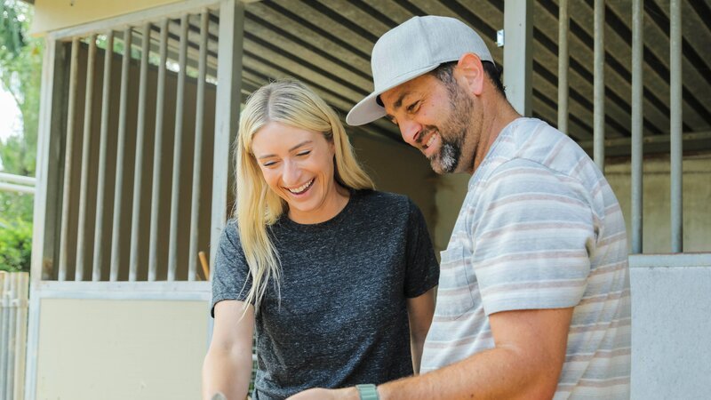 Jasmine Roth (l.) – Bild: Warner Bros. Discovery