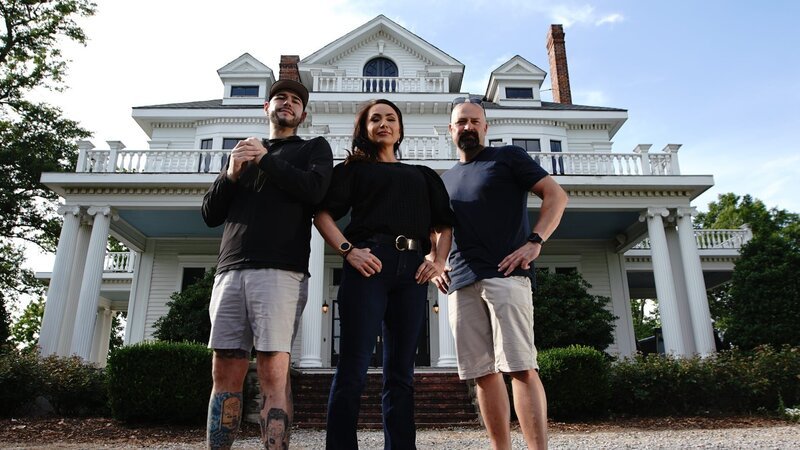Steve Gonsalves and Jason Hawes stand in front of Mont Helena with guest investigator, Stephanie Boswell. – Bild: Warner Bros. Discovery