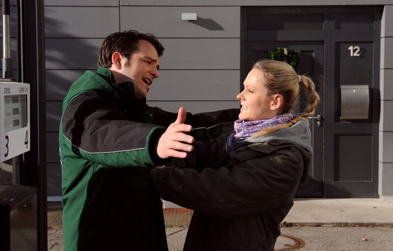Yvi und Flori mimen das Liebespaar um den Lausbuben Christian und Seppi eins auszuwischen. Von links: Florian Brunner (Tommy Schwimmer) und Yvonne Preissinger (Alexa Eilers). – Bild: BR/​Marco Orlando Pichler