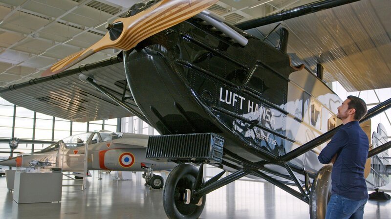 Das Dornier-Museum am Bodensee besitzt spektakuläre Flugzeug-Konstruktionen aus den Zwanziger Jahren. Der Merkur Silberfuchs ging 1925 für die Lufthansa an den Start. – Bild: phoenix/​ZDF/​Marc Riemer