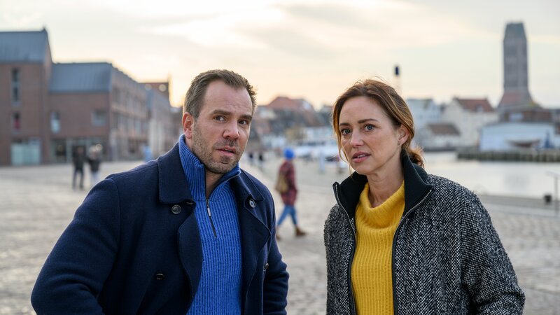 Das sichergestellte Handy des Toten führt die Ermittler Karoline Joost (Nike Fuhrmann) und Lars Pöhlmann (Dominic Boeer) zu einem Treffen am Hafen. Jemand hat Sven Thaler geschrieben, dies sei seine „letzte Chance“. Können die Kommissare herausfinden, mit wem Sven Thaler Probleme hatte? Warum hat er Wismar für Jahre den Rücken gekehrt und ist aus dem Nichts wieder aufgetaucht? – Bild: ZDF /​ Meyerbroeker