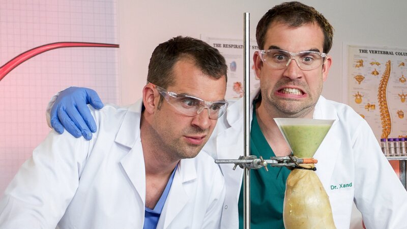 (v.li.): Chris van Tulleken (Dr. Chris), Xand van Tulleken (Dr. Xand). – Bild: ORF/​Serious Kids