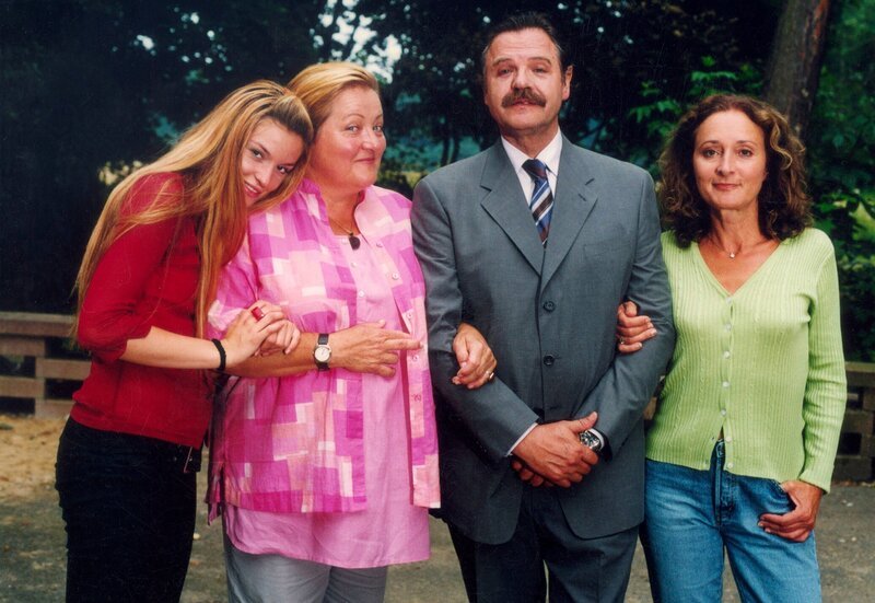 Ohrmann (Gunter Berger) hat endlich begriffen: Ohne die gutherzige Köchin Marga (Marianne Sägebrecht, 2.v. links) hängt der Haussegen schief. Seine Gattin Nele (Eleonore Weisgerber, rechts) und seine Tochter Olga (Ina Paule Klink) wissen es zu schätzen. – Bild: MDR/​ARD/​Degeto/​Sandor Domonkos