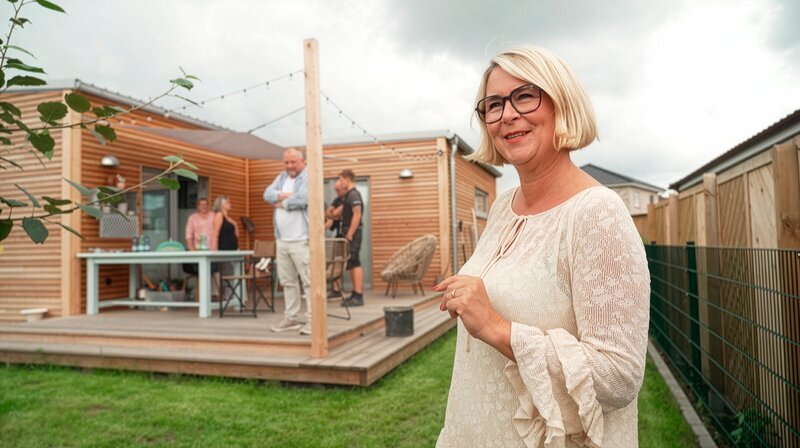 Anja Nicolaisen vor ihrem neuen Modulhaus. – Bild: NDR/​Kabuja Filmproduktion Kiel