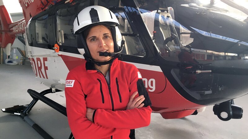 Britta fliegt in Schleswig-Holstein Rettungseinsätze mit dem Helikopter. Zu ihren anstrengenden Einsätzen, die nicht immer gut ausgehen, kommen lange Schichten und ein Camper als Raststätte. – Bild: RTLZWEI