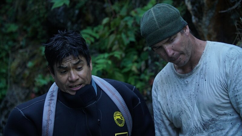 Dustin Hurt and Carlos Minor debrief after another dive. – Bild: Discovery Communications