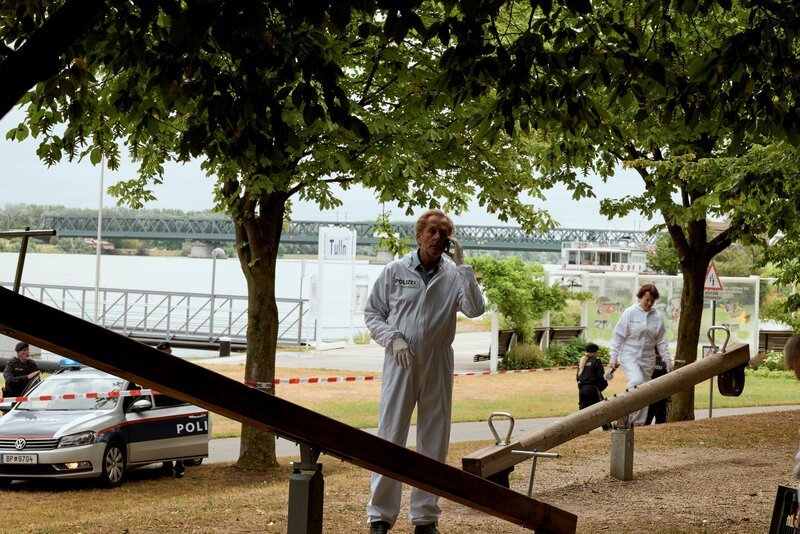 Spurensicherer Franz Wohlfahrt (Helmut Bohatsch) hat den Ort gefunden, an dem Clara Ellmer getötet wurde. (Im Hintergrund: Komparsen). – Bild: Markus Kloiber /​ ZDF