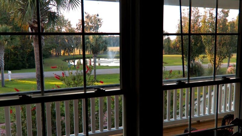 Nachdem Jim und Kristy von ihrer Weltreise zurückkehren, wollen sie ihre alte Heimat Clover in South Carolina verlassen und suchen nach dem perfekten tropischen Paradies, um sich niederzulassen. Ihre Wahl fällt auf St. Helena, wo sie alles finden, was ihnen fehlt – Palmen, Meer, wunderschöne Strände – und das nur drei Stunden von ihrer Familie entfernt. Hier möchten die beiden ein Eigenheim mit großem Garten und freiem Blick aufs Wasser kaufen, das den ländlichen Charme von St. Helena versprüht. – Bild: HGTV /​ Tanja Bachetzky