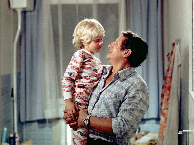 Fünf Jahre sind seit den Ereignissen um die Wiederverheiratung von Erwin Mai vergangen. Vati (Erik S. Klein) mit Tochter Fränze (Ina Reuter). – Bild: mdr/​DRA/​Ziesche