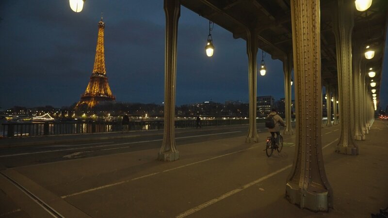 Blick von der Bir Hakeim-Brücke auf den Eiffelturm. Es ist das Licht, dass die Pariser Nacht so besonders macht. – Bild: ZDF