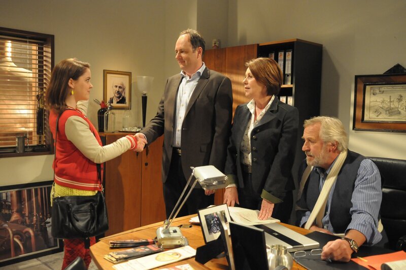 Die Kirchleitners entschuldigen sich bei Kathi. Von links: Katharina Benninger (Carina Dengler), Hubert Kirchleitner (Bernhard Ulrich), Rosi Brunner (Brigitte Walbrun) und Martin Kirchleitner (Hermann Giefer). – Bild: BR/​Jo Bischoff