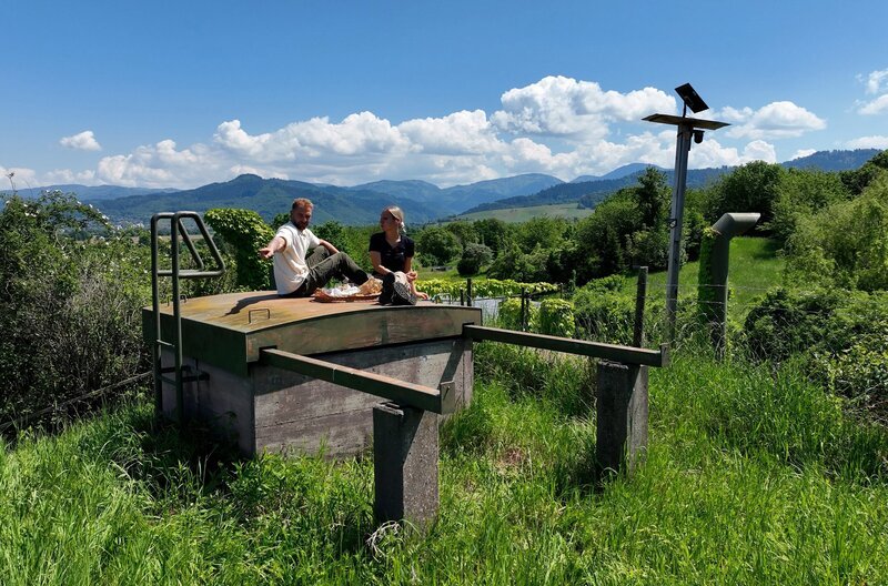 Silke und Peter Rombach haben eine Vision: Das junge Paar plant auf dem ehemaligen Nato-Tanklager bei Staufen Baumhaus-Lodges: Mini-Ferienhäuschen auf Stelzen. – Bild: SWR
