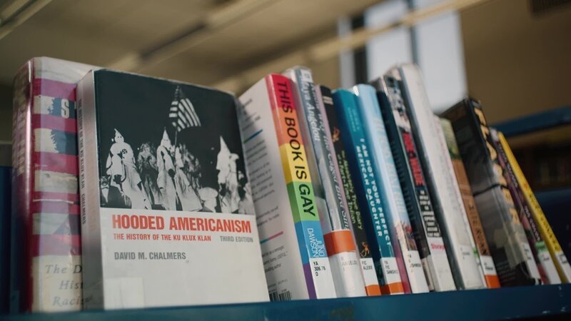 Allein 2025 wurden Tausende Bücher aus Schulbibliotheken entfernt. Es sind vor allem Werke verboten, die sich mit Rassismus, Sexualität und LGBTQ+-Themen befassen. Besonders betroffen sind die Bundesstaaten Texas und Florida. – Bild: 3sat