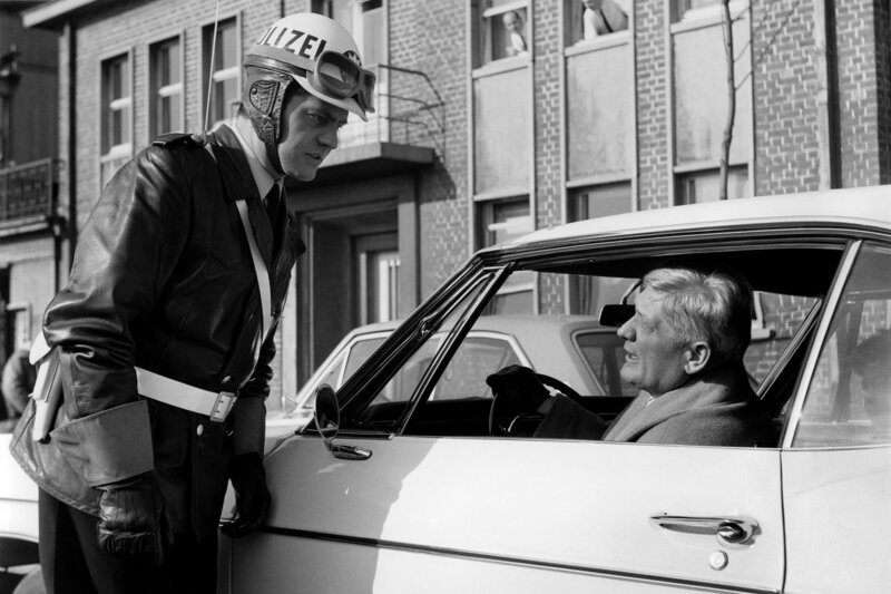 Rolf und Werner, zwei Schuljungen, geraten beim verbotenen Spiel in einer verfallenen Fabrik in einen Keller, der einem Einbrecher als Unterschlupf dient. Als Werner nach draussen klettert, wird Rolf der Ausstieg durch abrutschenden Schutt versperrt. Aus Angst vor Strafe belügt Werner die Mutter: Sein Freund Rolf sei mit einem fremden Mann im Strassenkreuzer weggefahren. Er beschreibt das Auto eines wohlhabenden Nachbarn … – Bild: NDR/​Ambor