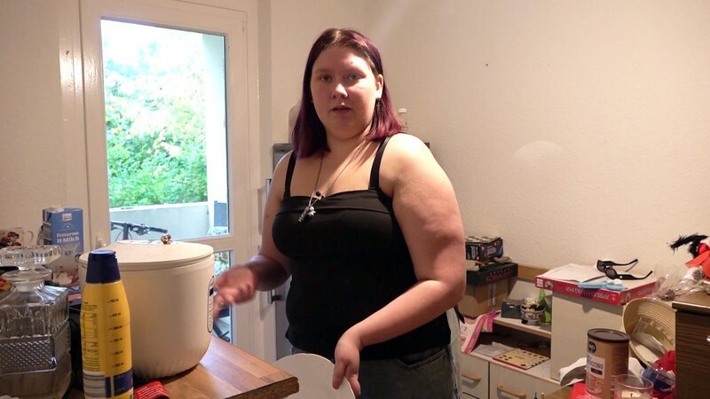 Bei der 19-jährigen Lena läuft es aktuell leider nicht gut. Im letzten Jahr verlor sie ihre Mutter wegen einer schweren Krankheit. Vor kurzem hat sie sich auch noch von ihrem Freund Patrick getrennt und jetzt hat sie schon wieder Probleme mit den Ämtern. – Bild: RTLZWEI