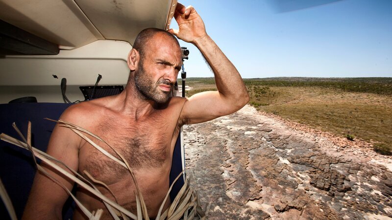 Ed Stafford looks on from a helicopter after spending ten days in Fresh Water Cove about 2650 km north of Perth in Western Australia on Monday 16 September 2013. Ed Stafford spent 10 days shooting his Naked Survivor Australian Episode. – Bild: Discovery Communications/​Luis Ascui