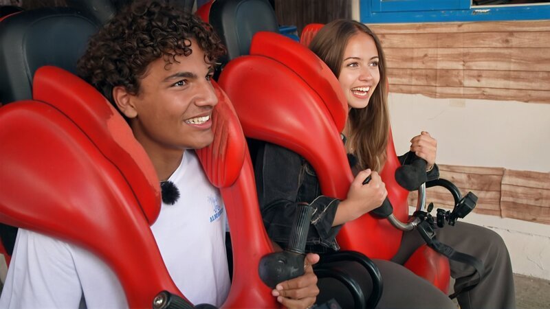 „Die Mixed-WG“ macht einen Ausflug in einen Freizeitpark. Adrian und Lina-Marie sitzen in einer Achterbahn. – Bild: ZDF/​E+U TV