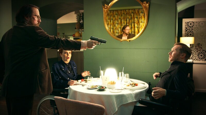 Ein Unbekannter (Bjarne Mädel, li.) bedroht plötzlich Christas (Stefanie Dvorak, Mitte) Blinddate Bruno (Samuel Koch, li.). – Bild: ARD Degeto Film/​Superfilm Filmproduktions GmbH