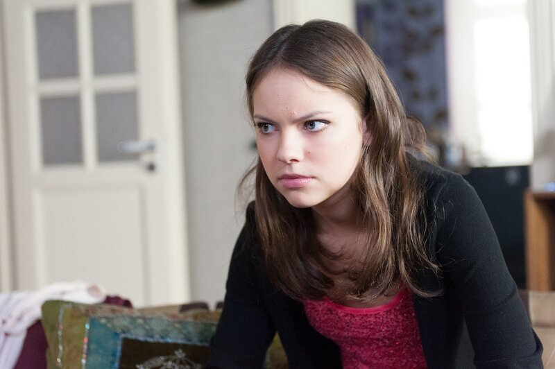 Kira (Barbara Prakopenka) ist vergeblich bemüht, jeden Gedanken an Till zu verdrängen. – Bild: RTL