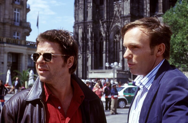 Ein 16-jähriger Skater ist von Unbekannten zu Fall gebracht worden und hat sich dabei tödlich verletzt. Jupp (Uwe Fellensiek, l.) und Falk (Dirk Martens, r.) ermitteln am Tatort. – Bild: SAT.1 /​ Martin Lässig