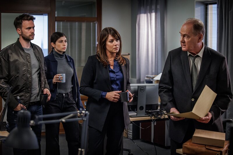 Als der „Balkonmann“ unter Mordverdacht gerät, arbeitet Martin Beck (Peter Haber, r.) wieder mit seinen früheren Kollegen Josef (Martin Wallström, l.), Ayda (Elmira Arikan, 2.v.l.) und Alex (Jennie Silfverhjelm, 2.v.r.) zusammen. – Bild: Johan Paulin /​ ZDF