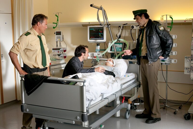 Hubert (Christian Tramitz, l.) und Staller (Helmfried von Lüttichau, r.) ermitteln wieder auf Hochtouren (Oliver Bürgin als Björn Sommer, 2.v.l.; Friederike Sipp als Katja Sommer, 2.v.r.) – Bild: Leonine/​Photographer: Chris Hirschhaeuse/​Photographer: Chris Hirschhaeuser