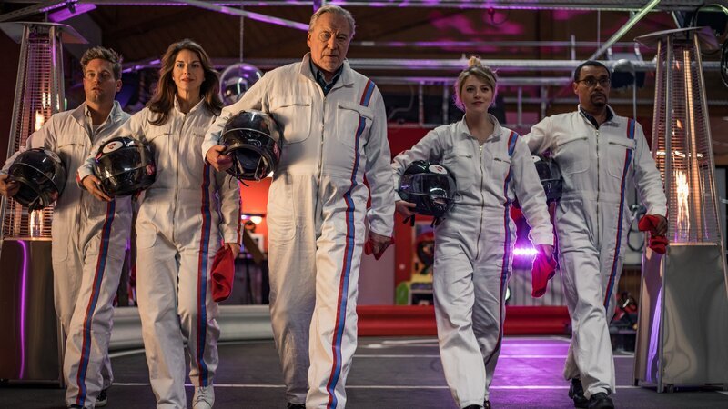 Katharina Hahn (Bianca Hein, 2. v.l.) feiert auf der Gokart-Bahn ihren Abschied mit den Kollegen Franz Ainfachnur (Christofer v. Beau, r.), Arthur Bauer (Gerd Silberbauer, M.), Dominik Morgenstern (Joscha Kiefer, l.) und Resi Schwaiger (Mersiha Husagic, 2. v.r.). – Bild: ZDF