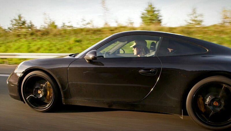 Udo Lindenberg unterwegs in seinem Porsche während der Dreharbeiten. – Bild: MDR/​Leitwolf TV-Produktion