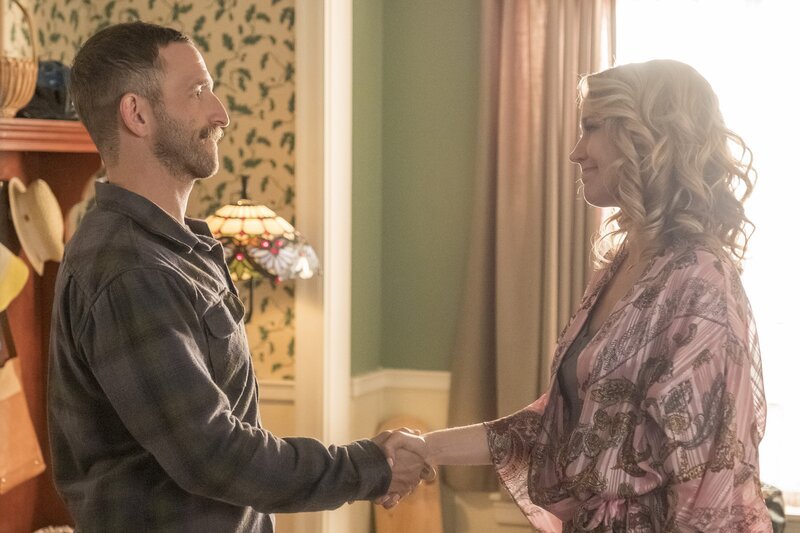 Wayne (Will Greenberg, l.); Ginny (Anna Camp, r.) – Bild: 2019⁠–⁠2020 Twentieth Century Fox Film Corporation.  All rights reserved /​ Ron Batzdorff Lizenzbild frei