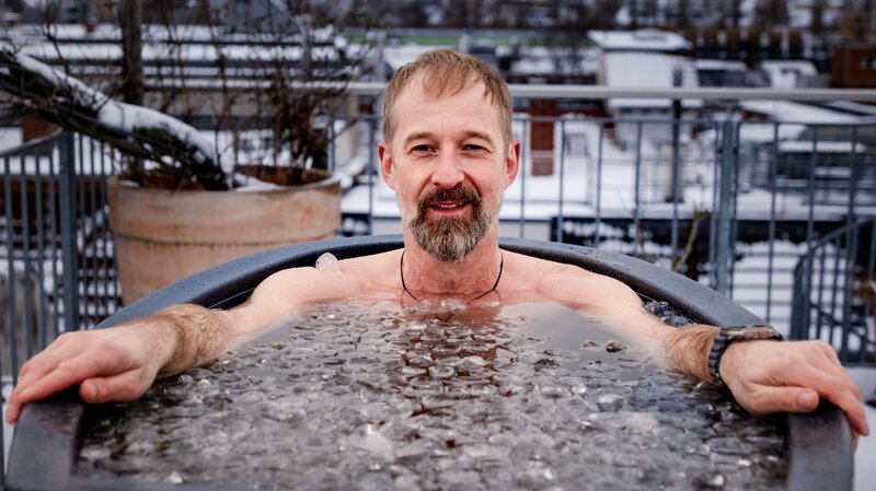 Daniel auf seiner Dachterrasse beim Eisbaden. – Bild: Oliver Wolff /​ ZDF