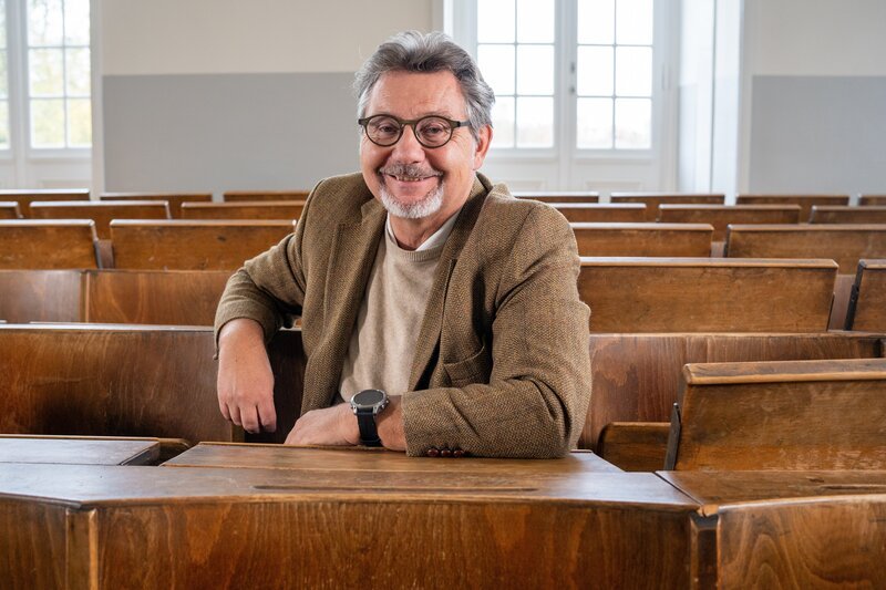 Sozialpsychologe Professor Detlef Fetchenhauer spricht darüber, warum Menschen glauben. – Bild: Marius Fuchtmann /​ ZDF