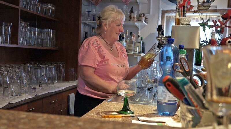 Marion „Hasi“ zapft Bier in der ‚Bauernstube‘ – Bild: RTLZWEI