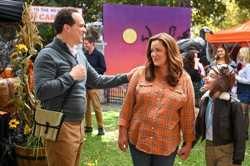 (v.li.): Diedrich Bader (Greg Otto), Katy Mixon (Katie Otto), Julia Butters (Anna-Kat Otto). – Bild: ORF/​Disney/​ABC/​John Fleenor