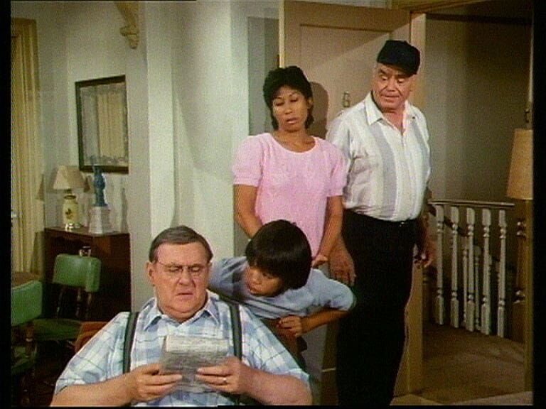Clancy (Eugene Roche, l.) gibt vor, es sei ihm egal, wenn sein Freund Guido (Ernest Borgnine, r.) seinen Enkelsohn Michael (Ernie Reyes jr.) und dessen Mutter Lan (Haunani Minn, 2.v.r.) bei sich aufnimmt. – Bild: ProSieben Media AG